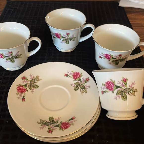 Tea set. White with pink roses. 4 cups 3 Saucers. - Picture 2 of 4